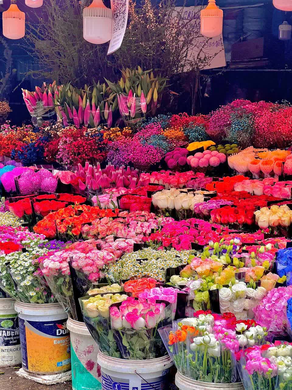 Mách bạn bí kíp mua hoa chợ Quảng Bá giá rẻ mà vẫn đẹp - Ảnh 2.