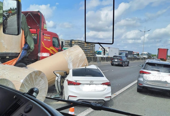 Xe container rơi cuộn giấy đè bẹp xe con trên cao tốc TP.HCM-Trung Lương - Ảnh 1.