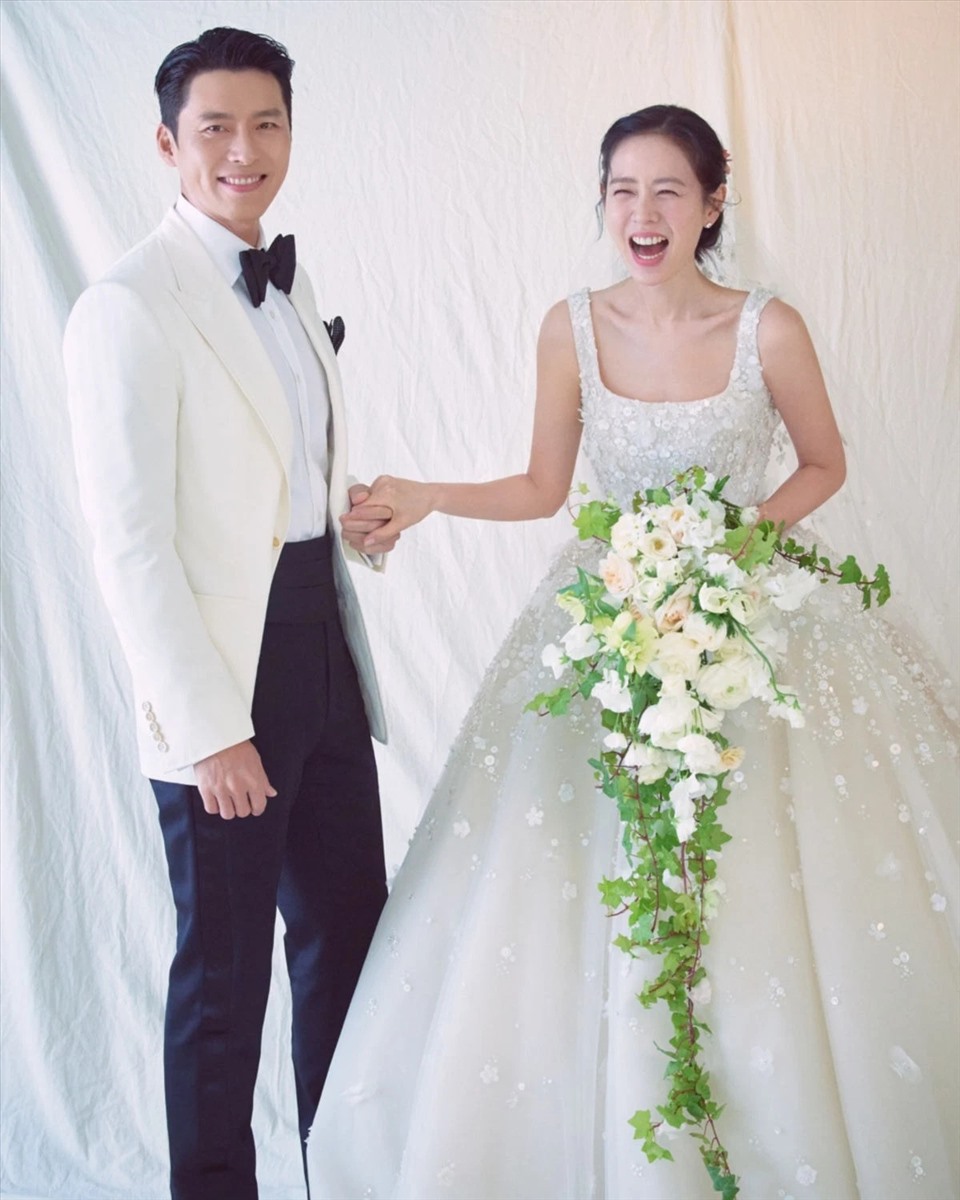 Mãn nhãn trước năm 2022 ngập &quot;hoa tươi&quot; của dàn sao xứ Hàn: Son Ye Jin - Hyun Bin hoàn thành “chỉ tiêu” trong 1 năm, Jiyeon có lễ cưới như mơ - Ảnh 1.