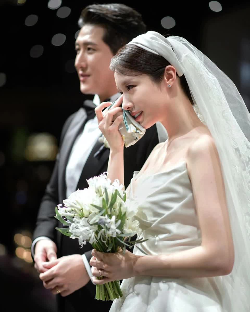 Mãn nhãn trước năm 2022 ngập &quot;hoa tươi&quot; của dàn sao xứ Hàn: Son Ye Jin - Hyun Bin hoàn thành “chỉ tiêu” trong 1 năm, Jiyeon có lễ cưới như mơ - Ảnh 11.