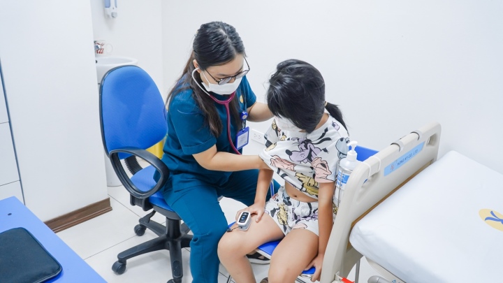 Dấu hiệu nhận biết dậy th&igrave; sớm ở trẻ - Ảnh 1.