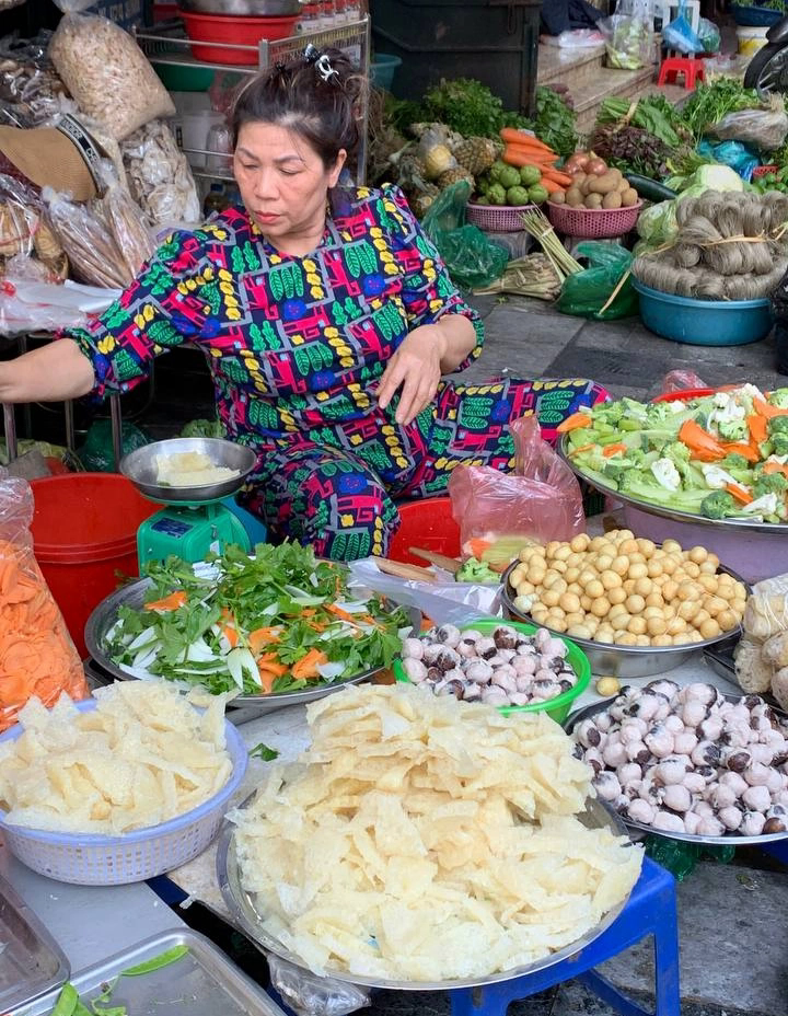 Hà Nội: Gà ngậm hoa hồng, đồ lễ cúng ông Công ông Táo giá cao vẫn hút khách - Ảnh 3.