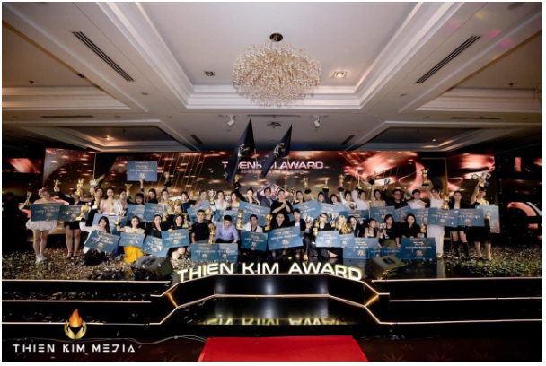 Chuyên gia Quynh Thuong Nguyen đoạt giải quán quân Hairstroke trên da 3D tại cuộc thi Thien Kim Award 2022 - Ảnh 1.