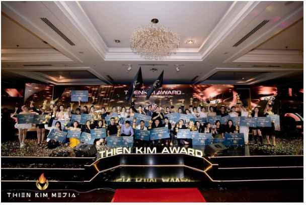 Chuy&ecirc;n gia Quynh Thuong Nguyen đoạt giải qu&aacute;n qu&acirc;n Hairstroke tr&ecirc;n da 3D tại cuộc thi Thien Kim Award 2022 - Ảnh 1.