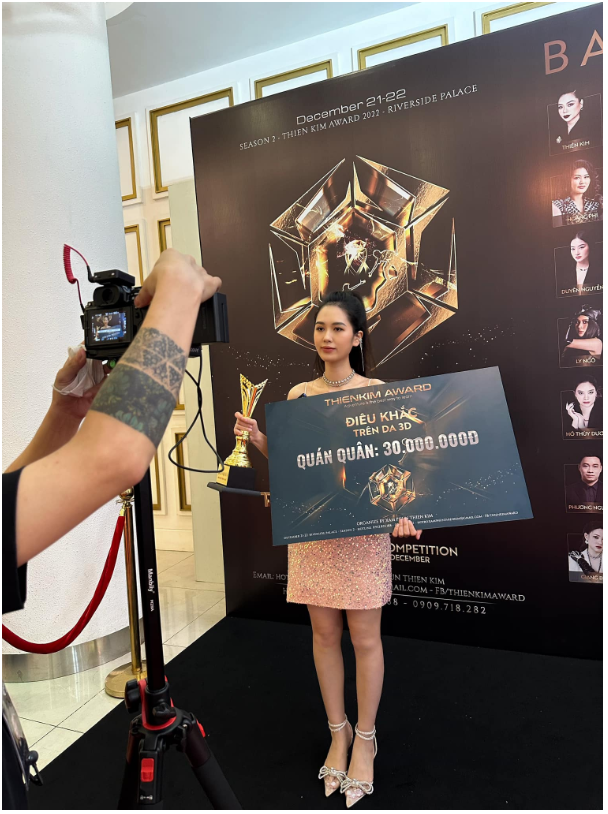 Chuyên gia Quynh Thuong Nguyen đoạt giải quán quân Hairstroke trên da 3D tại cuộc thi Thien Kim Award 2022 - Ảnh 3.