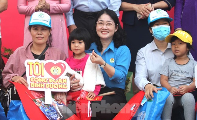 Công nhân khó khăn ở Bình Dương phấn khởi lên 'chuyến tàu miễn phí' về quê ăn Tết - Ảnh 5.