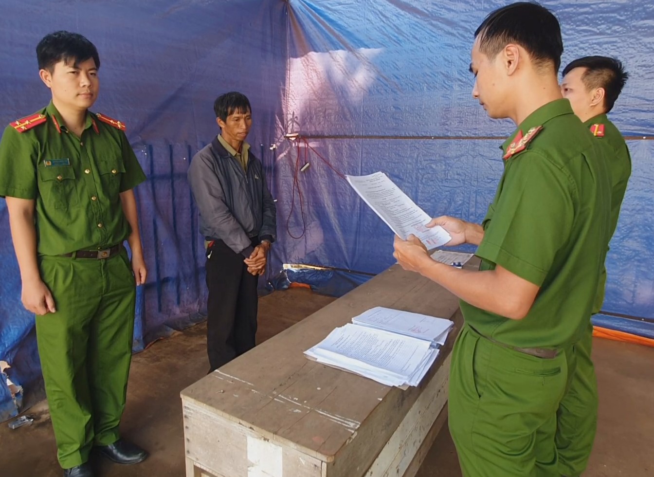 Gã đàn ông thù dai, lấy súng bắn thẳng vào người nạn nhân - Ảnh 1. Gã đàn ông thù dai, lấy súng bắn thẳng vào người nạn nhân - Ảnh 1.