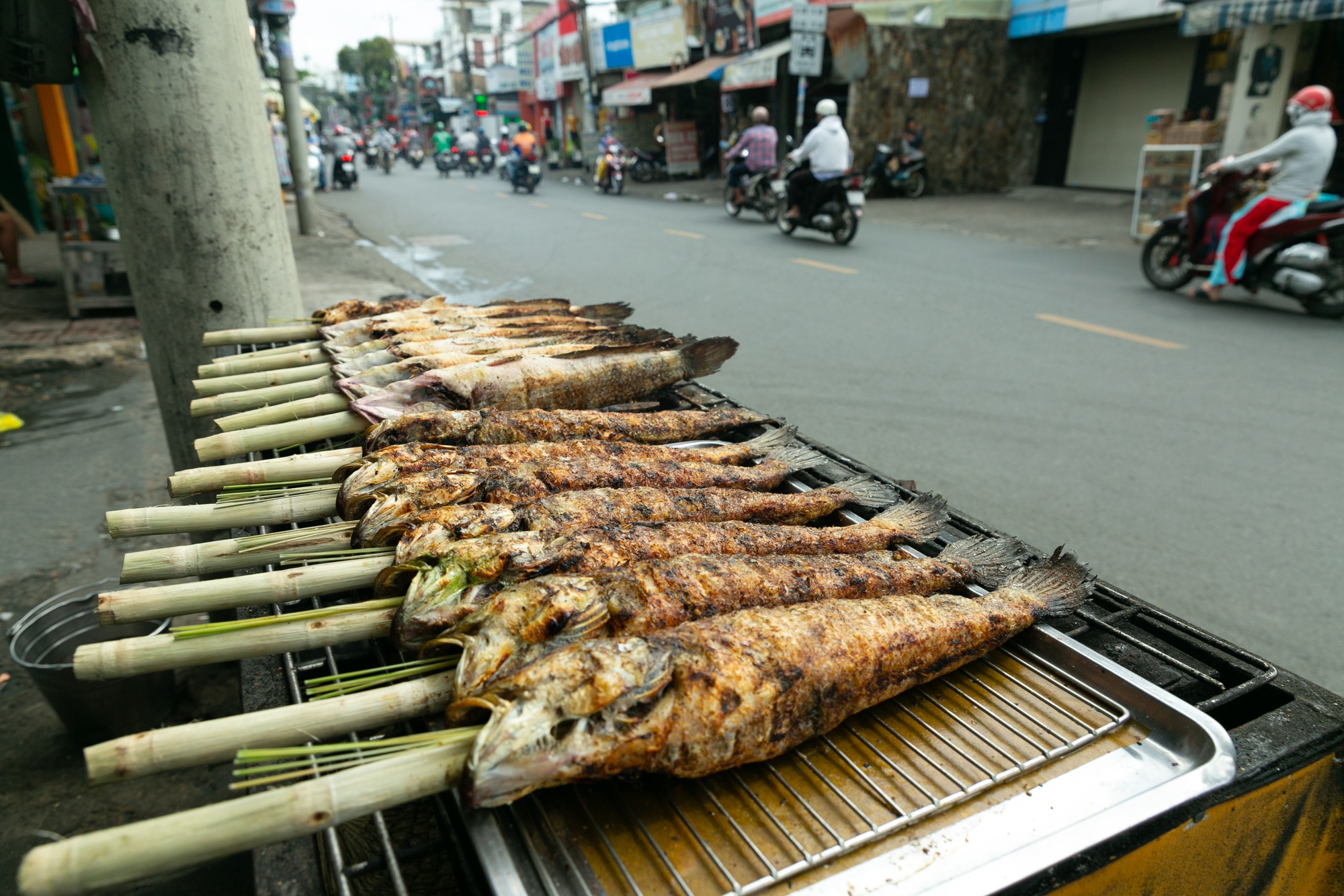 Món cá lóc nướng kiếm về cho các chủ xe đẩy vỉa hè hơn chục triệu một ngày, 2 ngày đặc biệt của dịp Tết thu nhập còn tăng gấp mười - Ảnh 4.