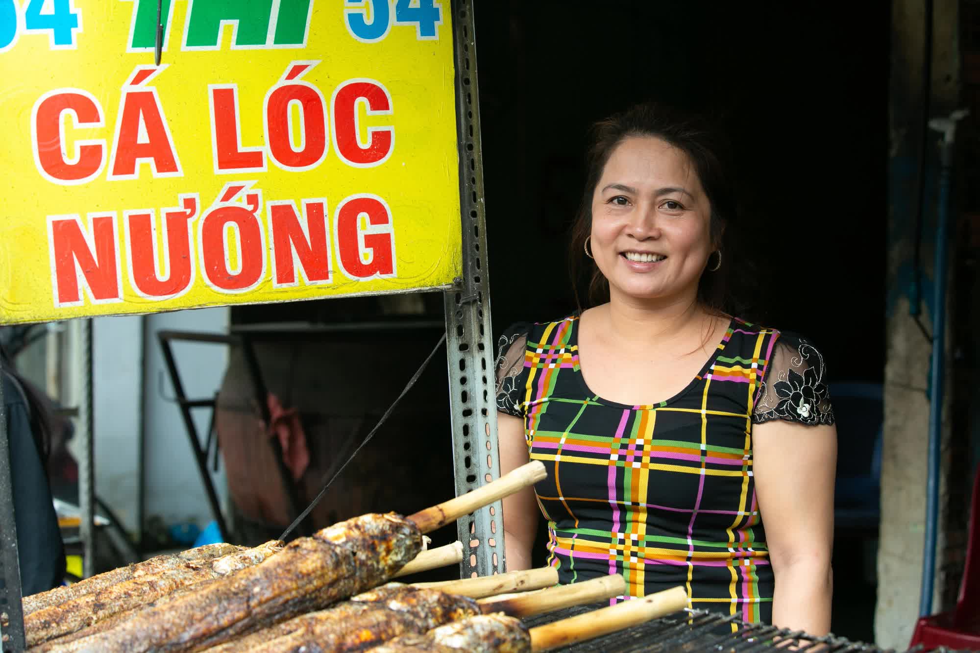 Món cá lóc nướng kiếm về cho các chủ xe đẩy vỉa hè hơn chục triệu một ngày, 2 ngày đặc biệt của dịp Tết thu nhập còn tăng gấp mười - Ảnh 3.