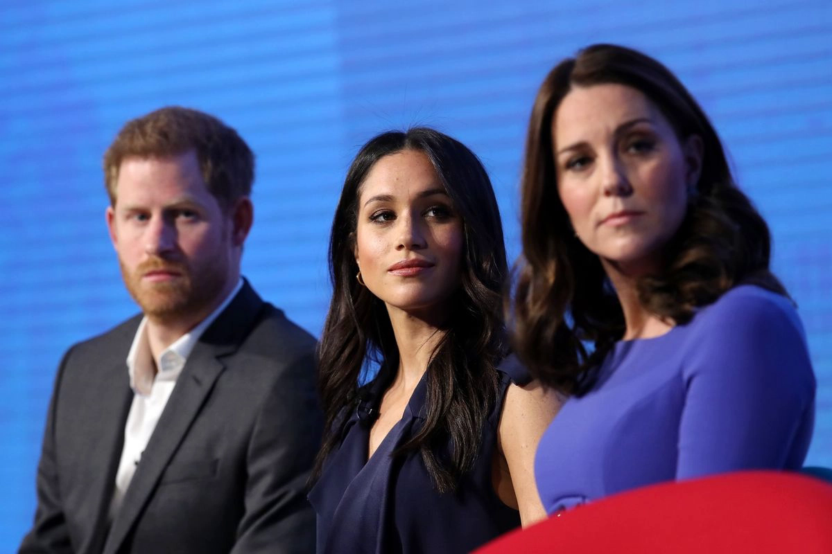 Harry có đang đạo đức giả khi tiết lộ tin nhắn riêng tư giữa Meghan và Kate? - Ảnh 3.