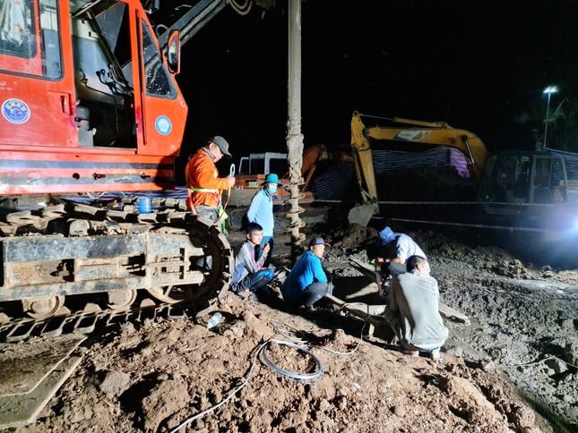 Vụ ch&aacute;u b&eacute; lọt trụ b&ecirc; t&ocirc;ng 35m tại Đồng Th&aacute;p: Cần cẩu 80 tấn cứu hộ bị trục trặc - Ảnh 3.