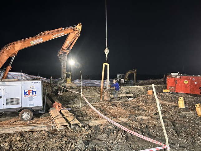 Vụ ch&aacute;u b&eacute; lọt trụ b&ecirc; t&ocirc;ng 35m tại Đồng Th&aacute;p: Cần cẩu 80 tấn cứu hộ bị trục trặc - Ảnh 4.