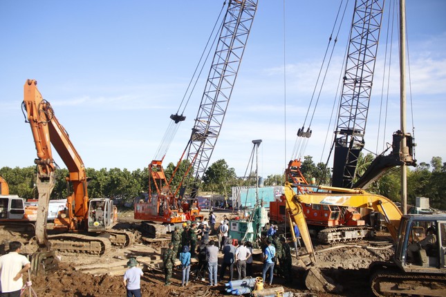 Vụ ch&aacute;u b&eacute; lọt trụ b&ecirc; t&ocirc;ng 35m tại Đồng Th&aacute;p: Cần cẩu 80 tấn cứu hộ bị trục trặc - Ảnh 2.