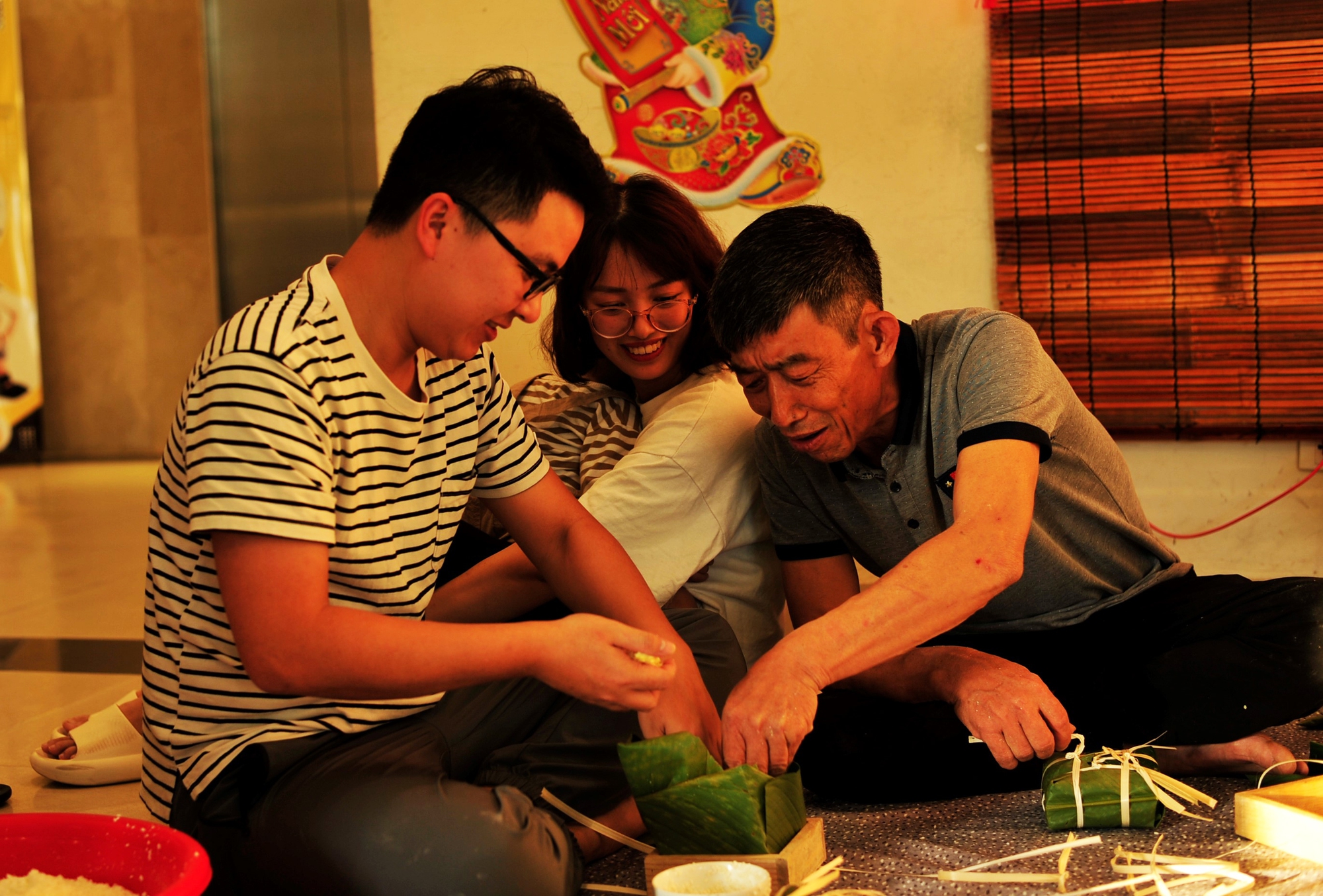 Hà Nội: Dân chung cư phấn khởi góp gạo gói bánh chưng đón Tết - Ảnh 2.