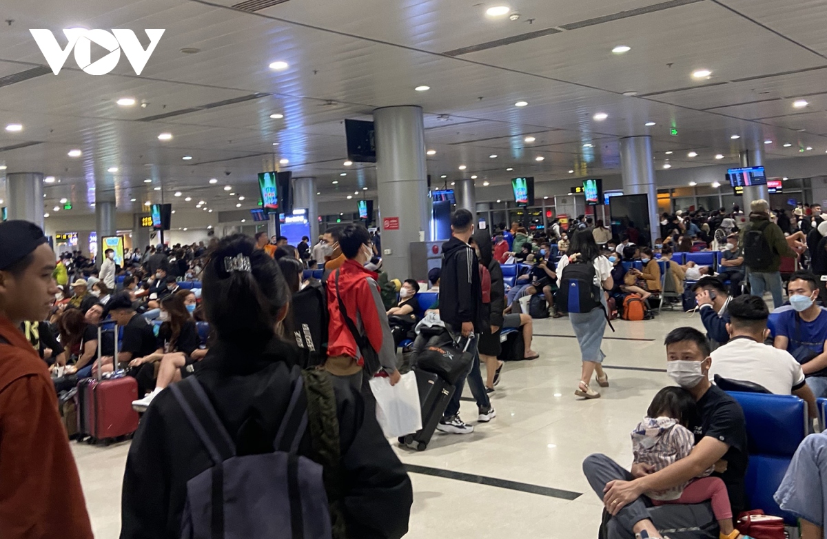 Thời tiết xấu khiến 15 chuyến bay ở Đà Nẵng phải hoãn hủy, hạ cánh xuống sân bay khác - Ảnh 1.