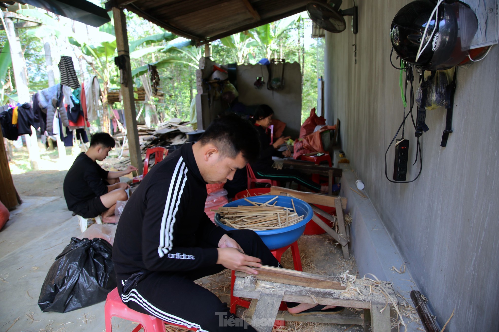 Làng đũa cau Nàng Rưng làm xuyên đêm vẫn không đủ hàng bán Tết - Ảnh 1.