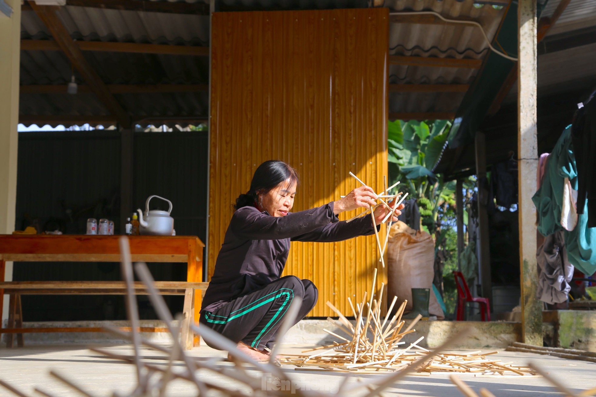 Làng đũa cau Nàng Rưng làm xuyên đêm vẫn không đủ hàng bán Tết - Ảnh 12.