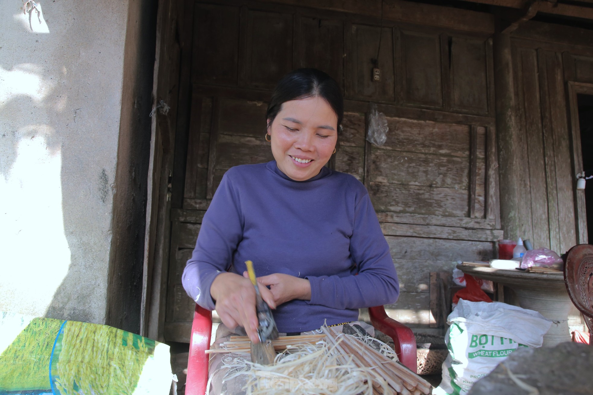 Làng đũa cau Nàng Rưng làm xuyên đêm vẫn không đủ hàng bán Tết - Ảnh 8.