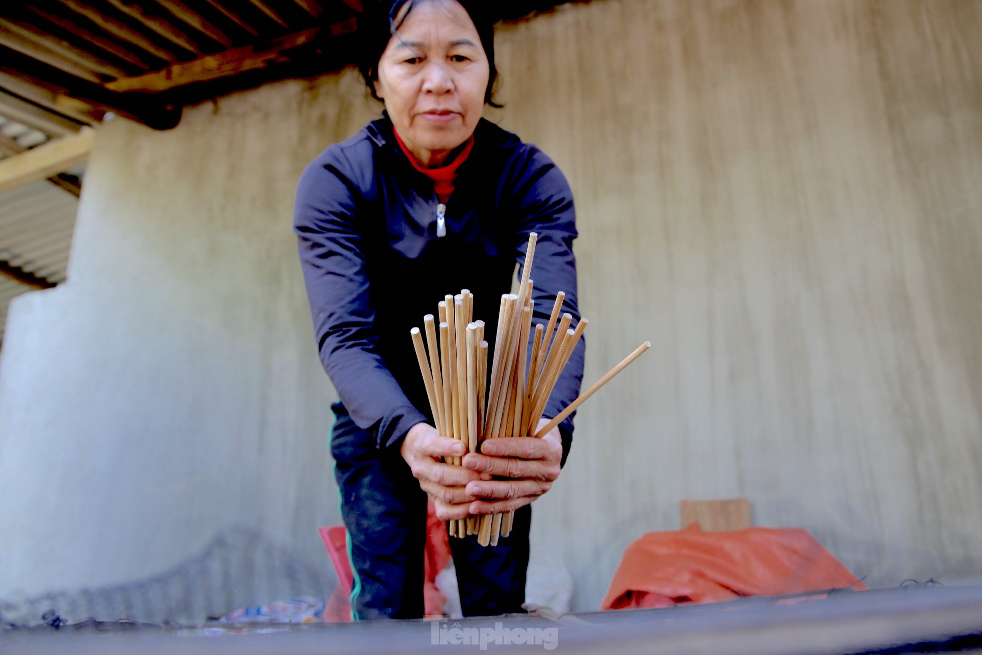 Làng đũa cau Nàng Rưng làm xuyên đêm vẫn không đủ hàng bán Tết - Ảnh 2.