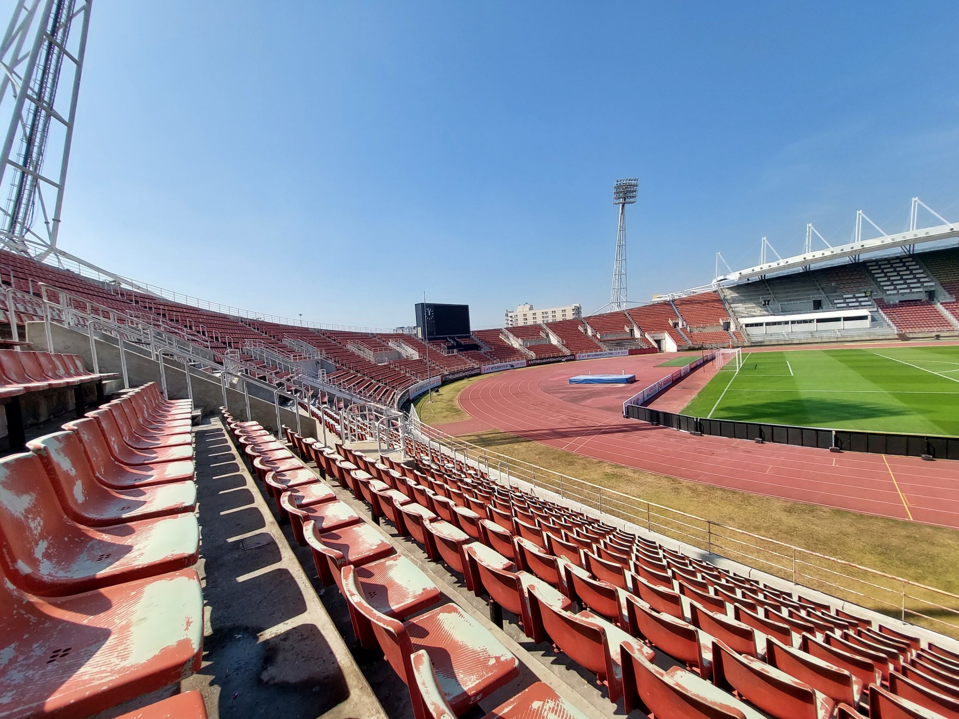 Cận cảnh SVĐ Thammasat: Có thật sân của trận chung kết lượt về AFF Cup 2022 tốt hơn Mỹ Đình? - Ảnh 2.