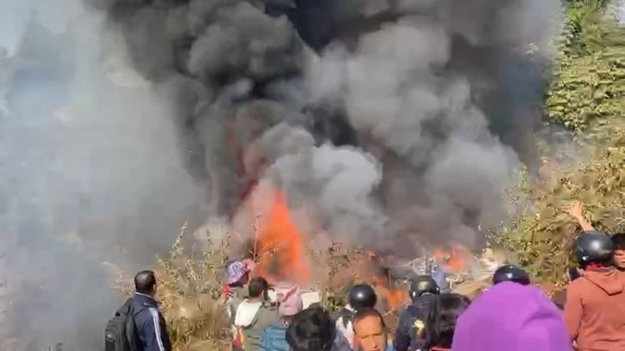 Nhân chứng vụ máy bay rơi tại Nepal kể lại về tiếng kêu cứu thảm khốc và nỗ lực tìm kiếm thi thể nạn nhân trong vô vọng - Ảnh 1.