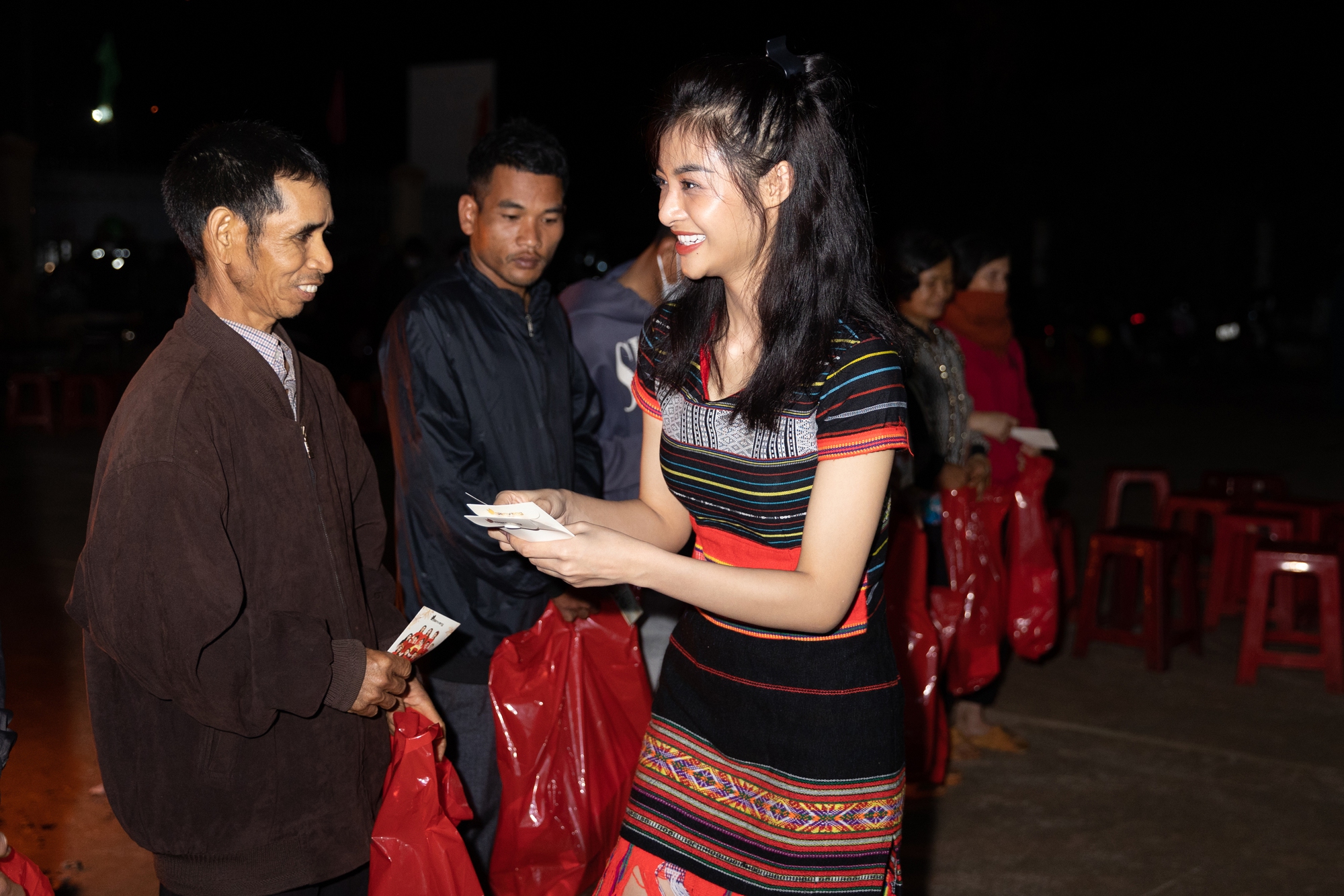 Diện đồ truyền thống của dân tộc Ê đê, Á hậu Lona Kiều Loan đi từ thiện tại Đắk Lắk - Ảnh 2.