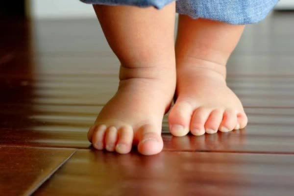 Đừng chủ quan khi trẻ đi nhón chân, bác sĩ cảnh báo những dấu hiệu sớm của bệnh tự kỷ - Ảnh 2.
