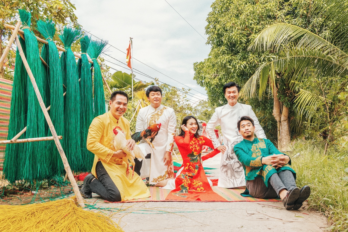 Lý Hải cùng dàn diễn viên &quot;Lật mặt: Tấm vé định mệnh&quot; mặc áo dài đón năm mới - Ảnh 9.