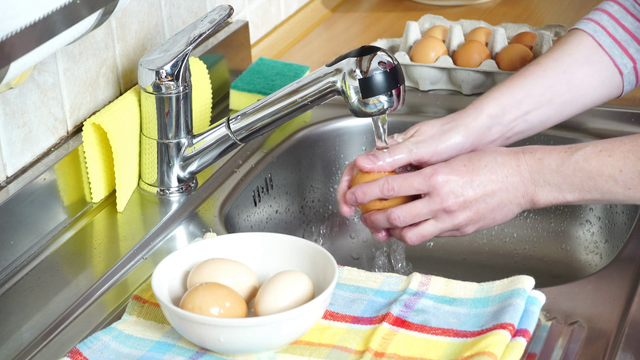 woman-hands-washing-eggs-in-kitchen-under-water-stream-4kh5xisnalgthumbnail-full01-15380218450861036583701.png