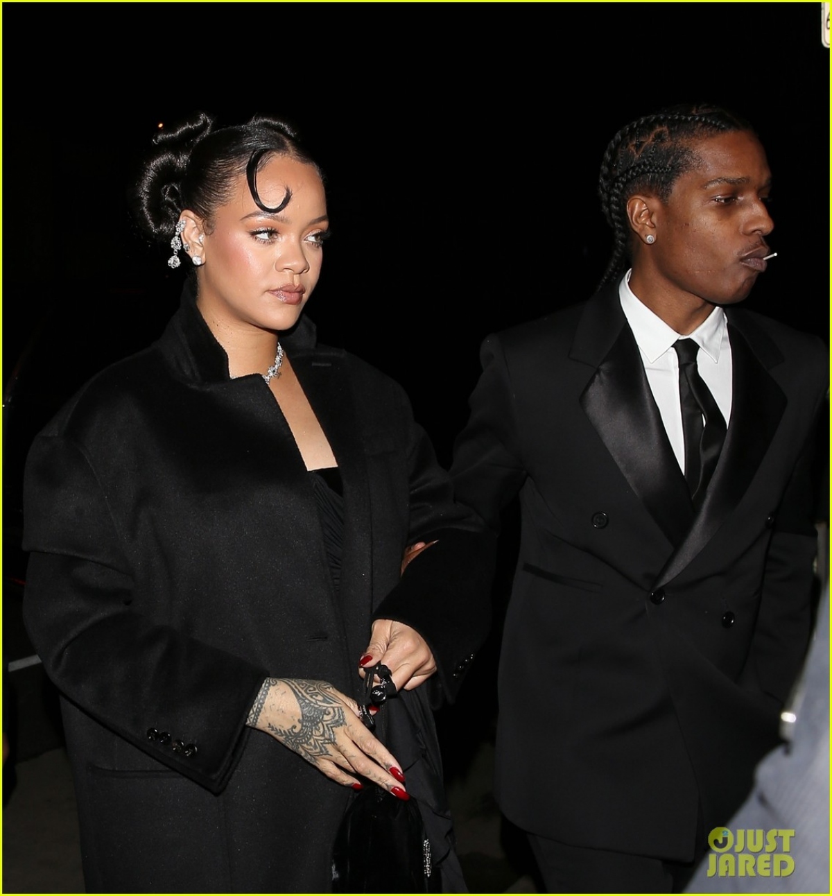 Rihanna và bạn trai rapper lên đồ &quot;tông xuyệt tông&quot; hẹn hò ăn tối lãng mạn - Ảnh 1.