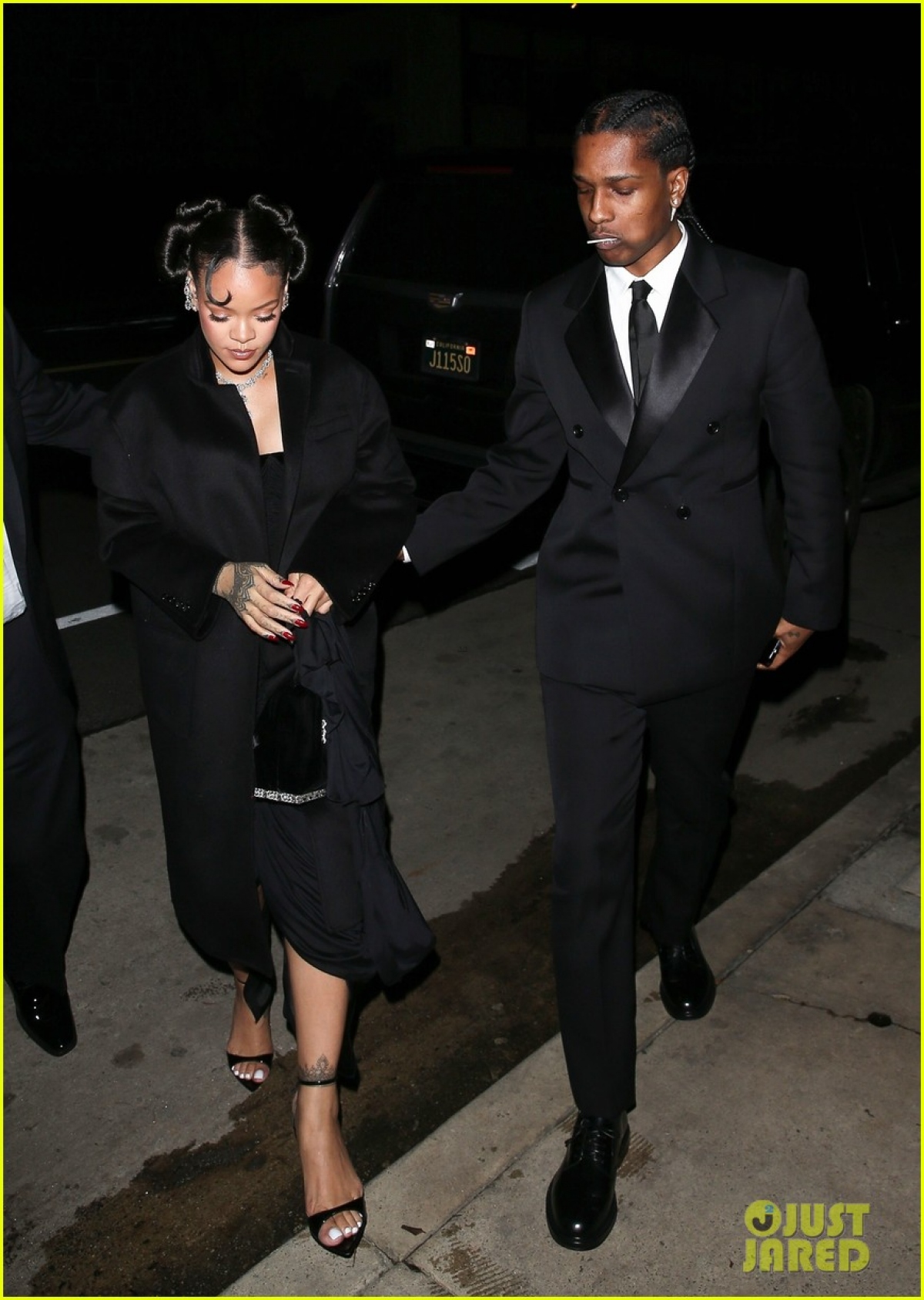 Rihanna và bạn trai rapper lên đồ &quot;tông xuyệt tông&quot; hẹn hò ăn tối lãng mạn - Ảnh 2.