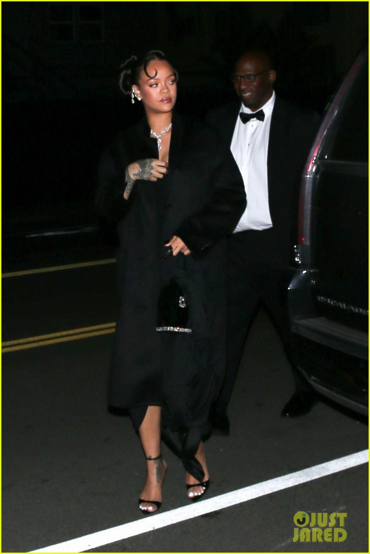 Rihanna và bạn trai rapper lên đồ &quot;tông xuyệt tông&quot; hẹn hò ăn tối lãng mạn - Ảnh 4.