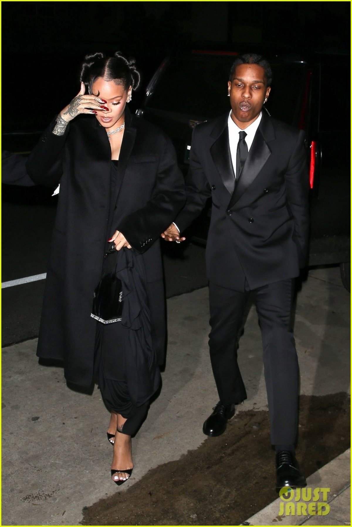 Rihanna và bạn trai rapper lên đồ &quot;tông xuyệt tông&quot; hẹn hò ăn tối lãng mạn - Ảnh 6.
