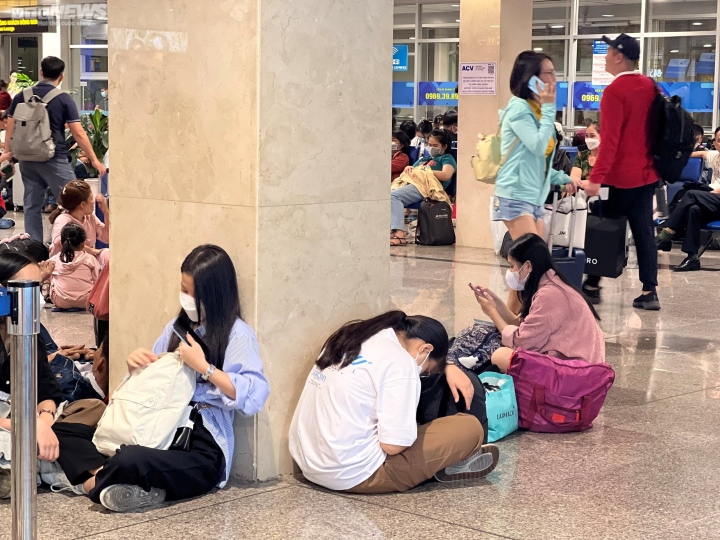 Hành khách vạ vật ở sân bay Tân Sơn Nhất đợi chuyến bay về quê đón Tết - Ảnh 6.