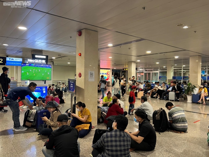 Hành khách vạ vật ở sân bay Tân Sơn Nhất đợi chuyến bay về quê đón Tết - Ảnh 7.