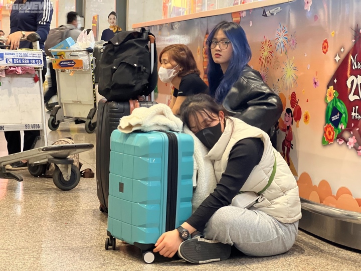 Hành khách vạ vật ở sân bay Tân Sơn Nhất đợi chuyến bay về quê đón Tết - Ảnh 9.