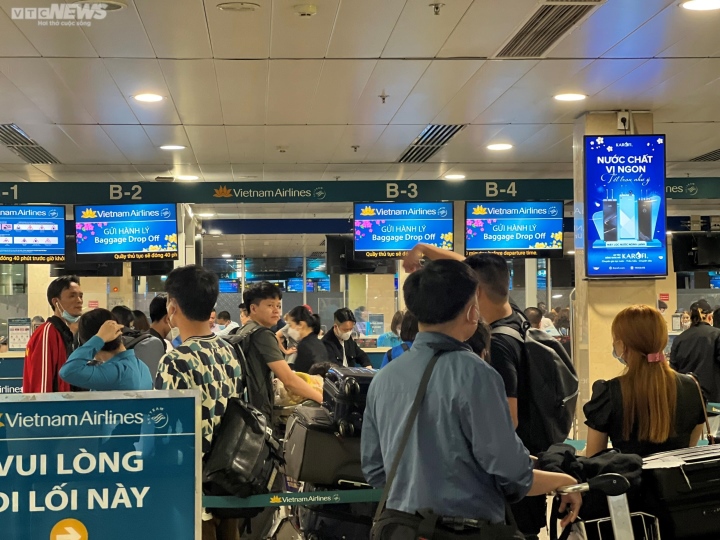 Hành khách vạ vật ở sân bay Tân Sơn Nhất đợi chuyến bay về quê đón Tết - Ảnh 10.
