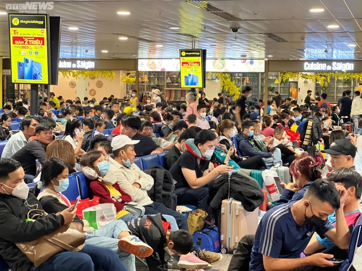 Hành khách vạ vật ở sân bay Tân Sơn Nhất đợi chuyến bay về quê đón Tết - Ảnh 3.