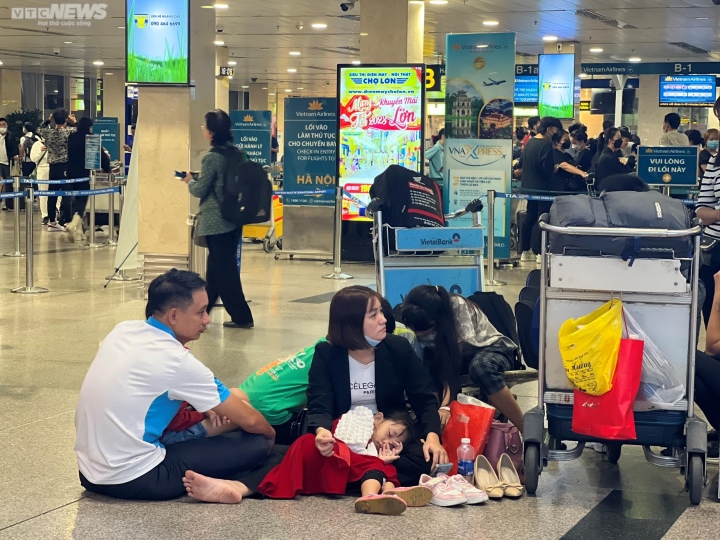 Hành khách vạ vật ở sân bay Tân Sơn Nhất đợi chuyến bay về quê đón Tết - Ảnh 8.