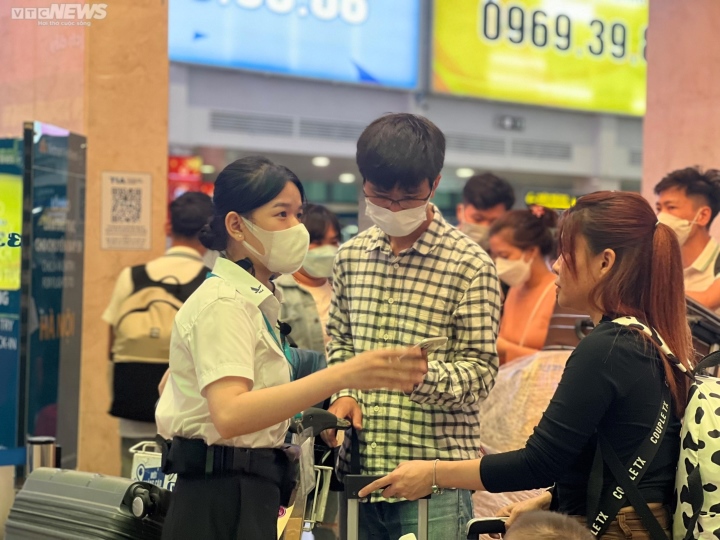 Hành khách vạ vật ở sân bay Tân Sơn Nhất đợi chuyến bay về quê đón Tết - Ảnh 13.