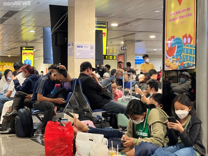 Hành khách vạ vật ở sân bay Tân Sơn Nhất đợi chuyến bay về quê đón Tết - Ảnh 15.