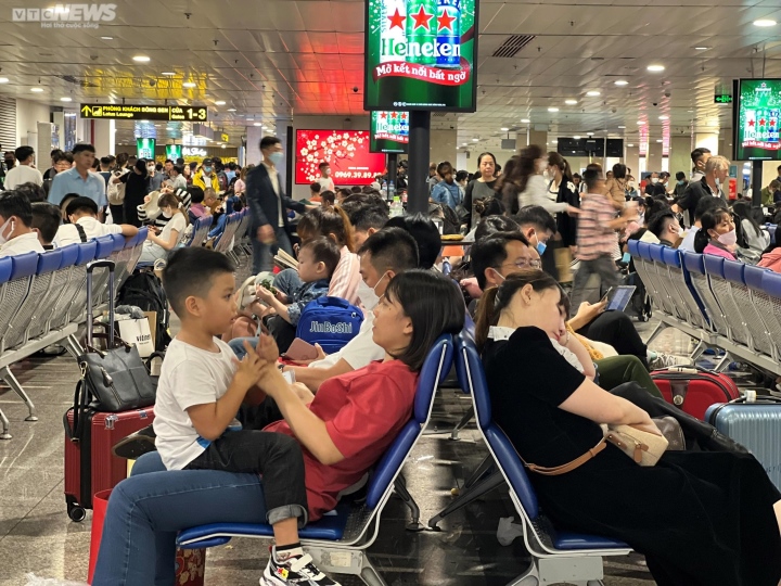 Hành khách vạ vật ở sân bay Tân Sơn Nhất đợi chuyến bay về quê đón Tết - Ảnh 16.