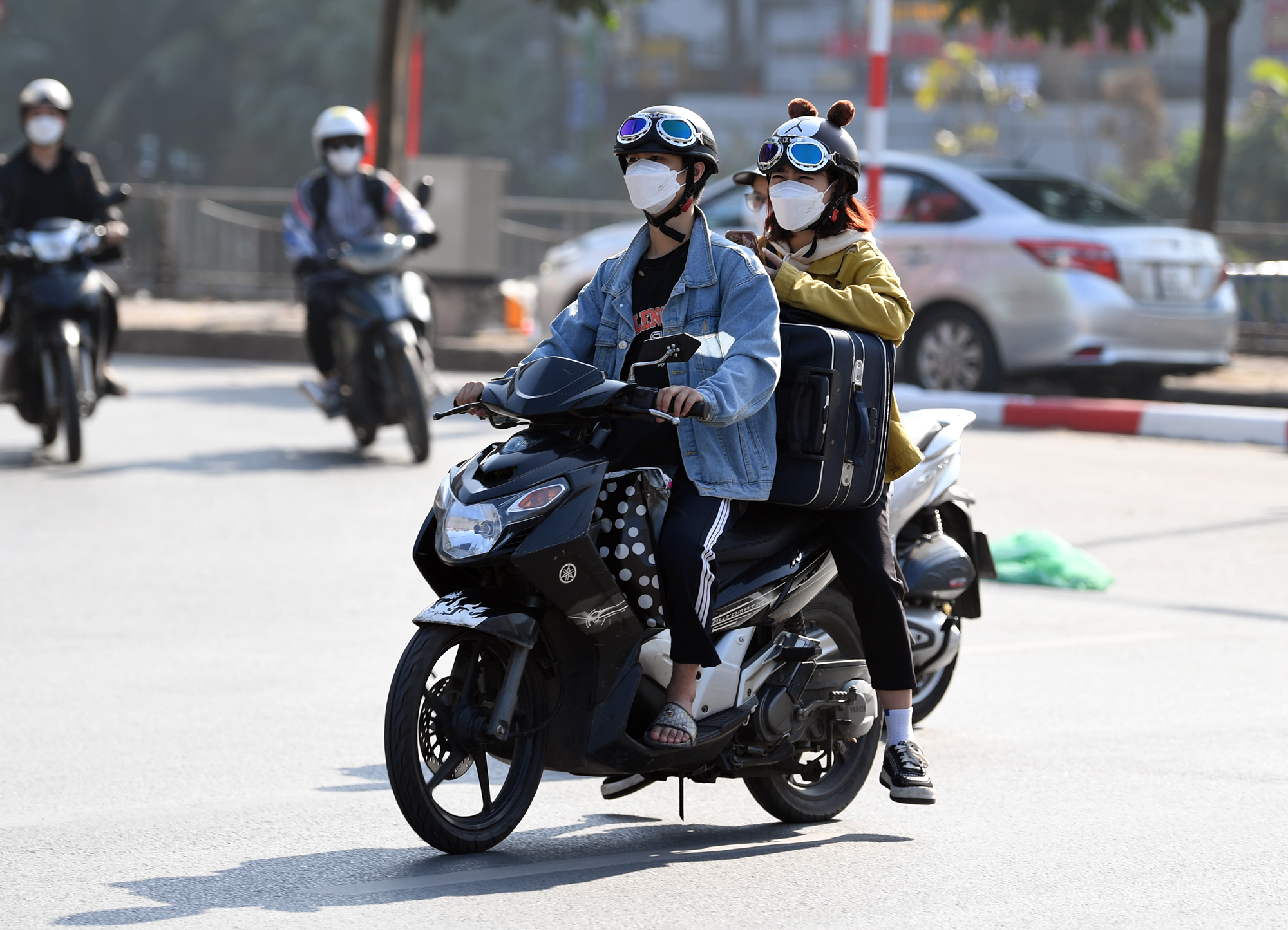 Sinh viên khệ nệ mang đồ về quê ăn Tết: Xếp hàng cả tiếng đồng hồ để lấy vé, đường đi thì tắc &quot;muốn xỉu&quot;! - Ảnh 12.