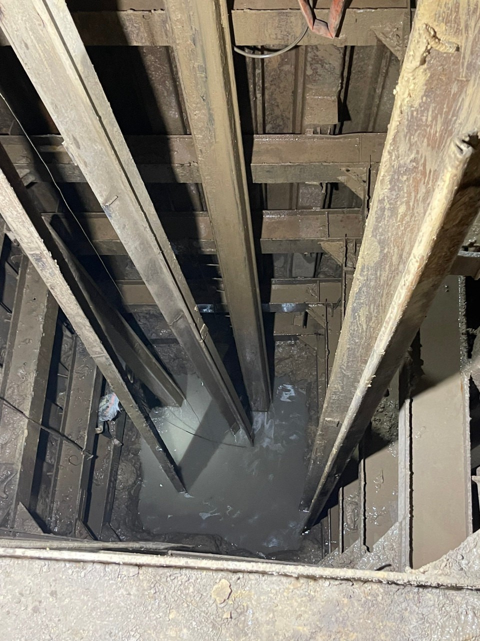 Chủ tịch UBND tỉnh Đồng Tháp nói về khó khăn trong giải cứu bé trai lọt vào trụ bê-tông - Ảnh 3. Chủ tịch UBND tỉnh Đồng Tháp nói về khó khăn trong giải cứu bé trai lọt vào trụ bê-tông - Ảnh 3.