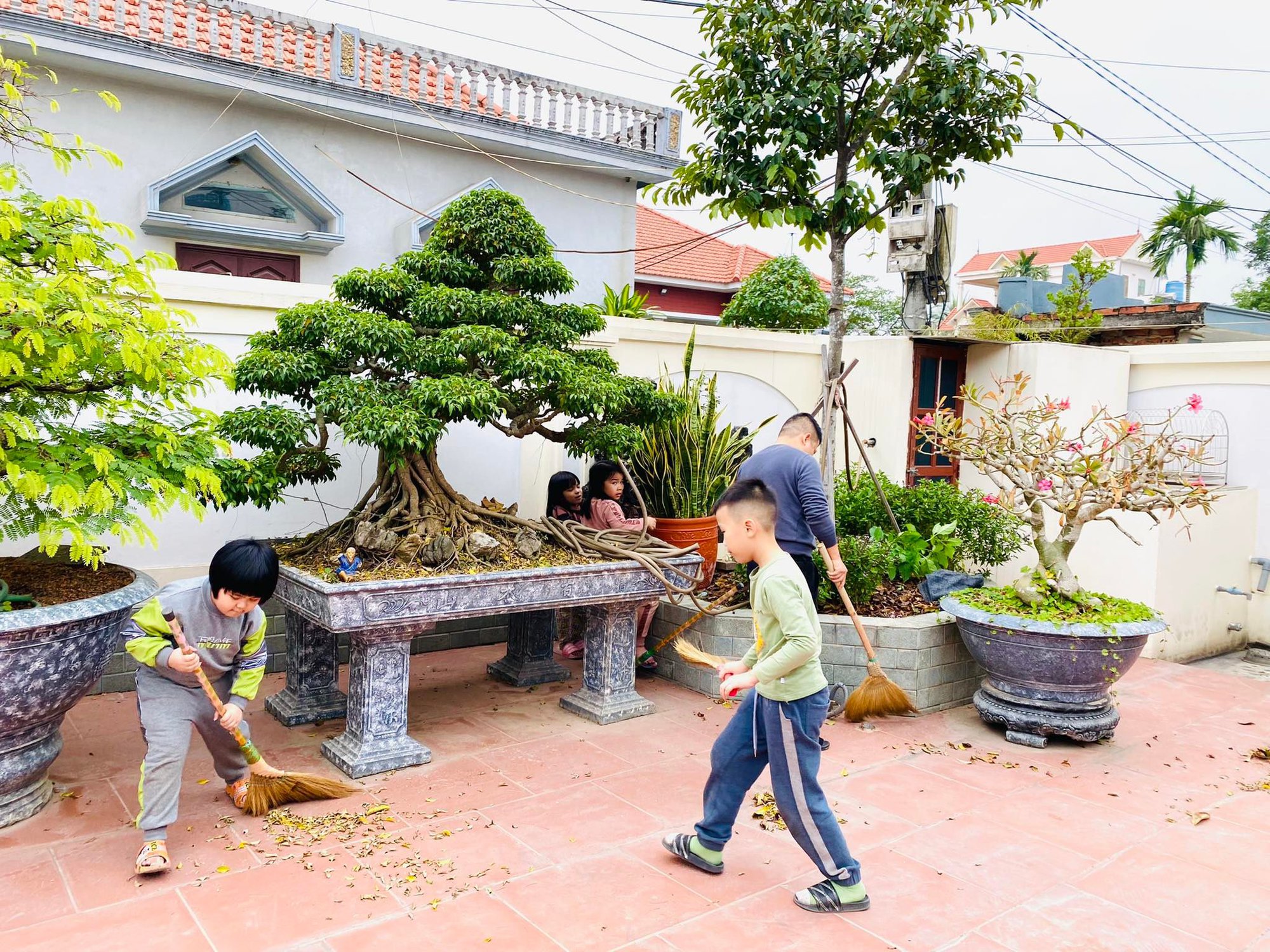 Các em bé háo hức trải nghiệm nấu bánh chưng, dọn dẹp và trang trí nhà cửa ngày Tết - Ảnh 4.