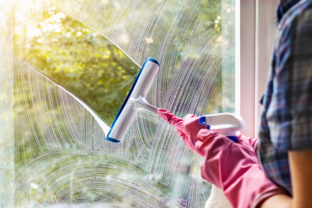 Bí quyết lau cửa sổ kính sạch bong không còn vệt bẩn được tiết lộ từ chuyên gia - Ảnh 3.