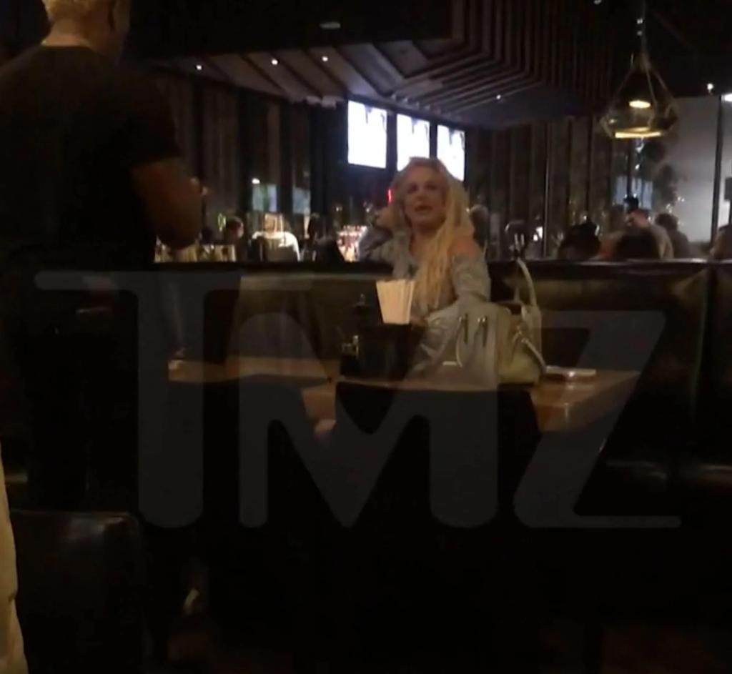 Sam Asghari bác bỏ thông tin Britney Spears gây rối tại nhà hàng - Ảnh 1.