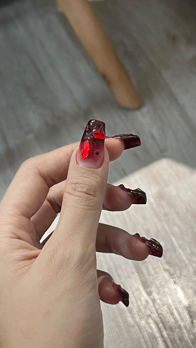 Chi gần 1 triệu để làm mẫu nail hot TikTok, cô bạn ê chề nhận cái kết: Như úp tấn thạch cao lên móng! - Ảnh 5.