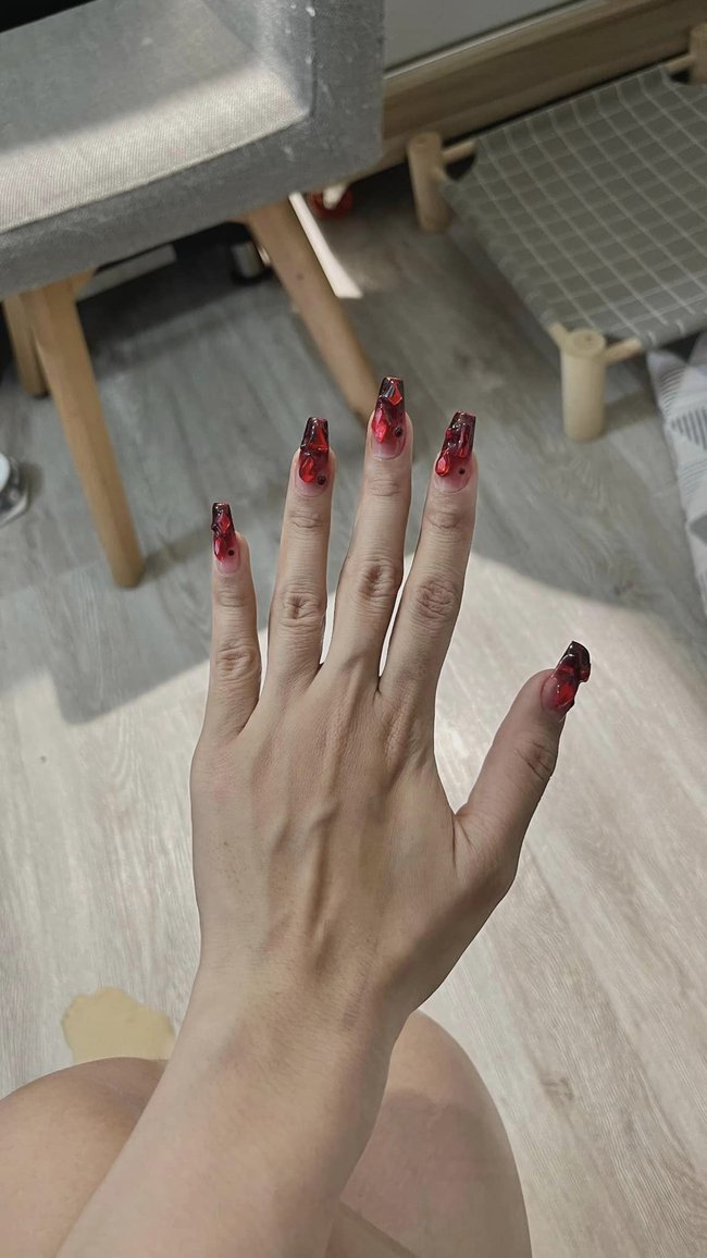 Chi gần 1 triệu để làm mẫu nail hot TikTok, cô bạn ê chề nhận cái kết: Như úp tấn thạch cao lên móng! - Ảnh 4.