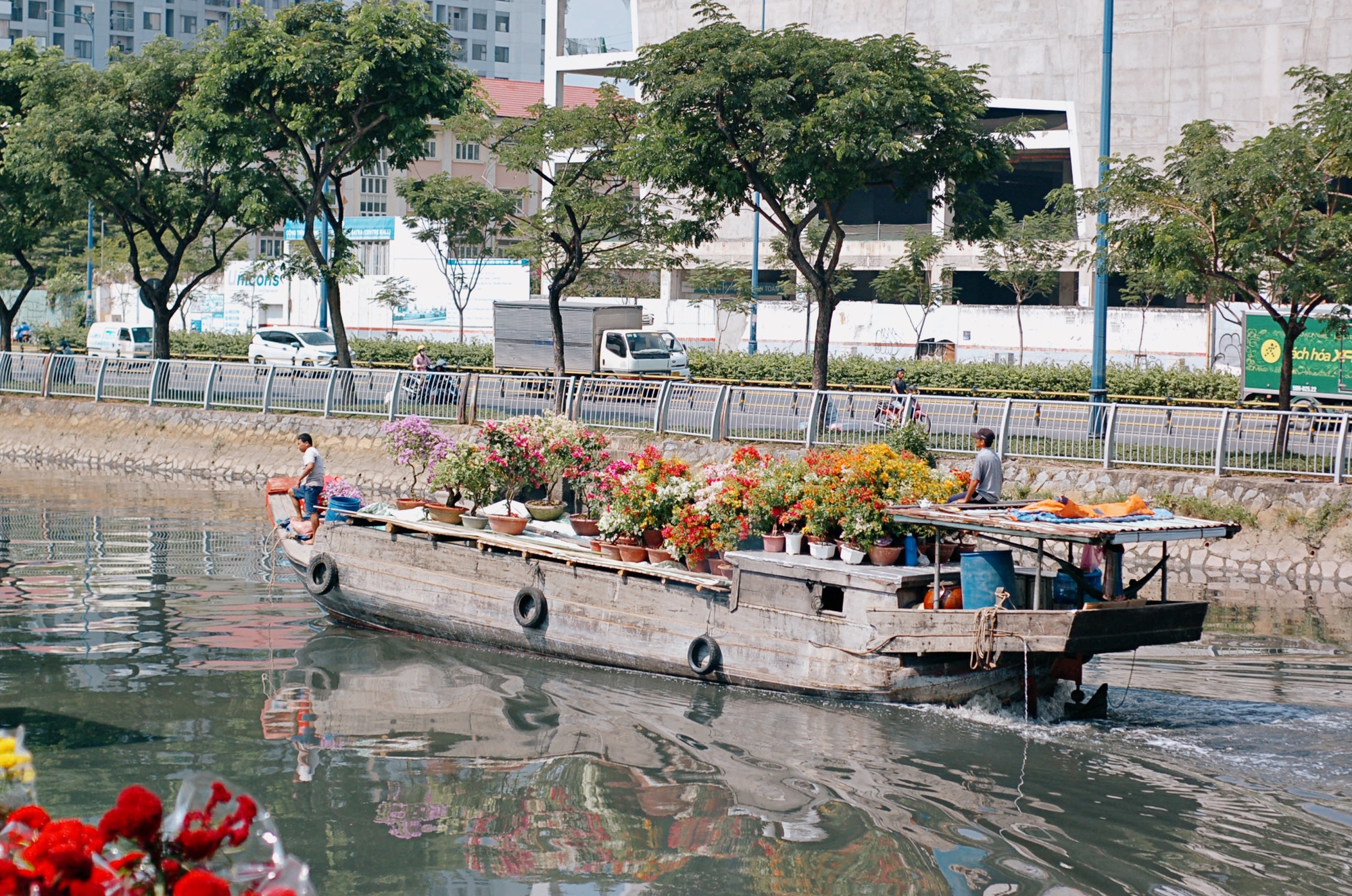 Chợ hoa 'Trên bến dưới thuyền' ngày đầu khai mạc, thương hồ miền Tây thấp thỏm đợi khách  - Ảnh 2.